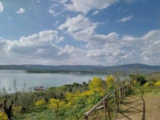 Umbria, importante Camping Village su lago 
